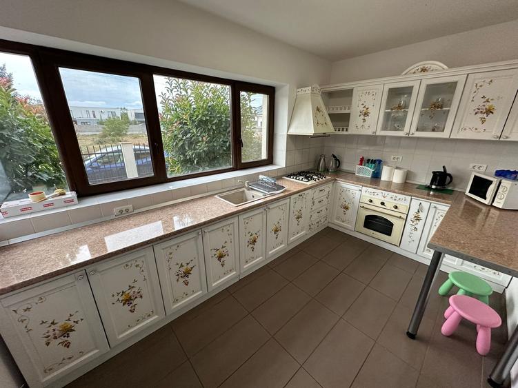 Casă / Vilă cu 4 camere de închiriat în zona Aradului