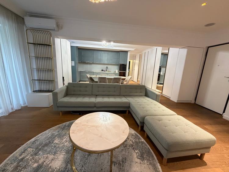 Apartament în Arcadia Domenii,230mp curte,3 parcări incluse