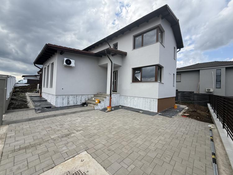 Casă individuală modernă în Dezmir, zonă exclusiv de case noi