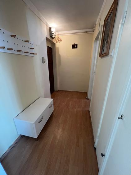 INCHIRIEZ apartament 3 camere semidecomandat, zona Milea