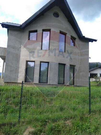 Casă / Vilă cu 9 camere de vânzare