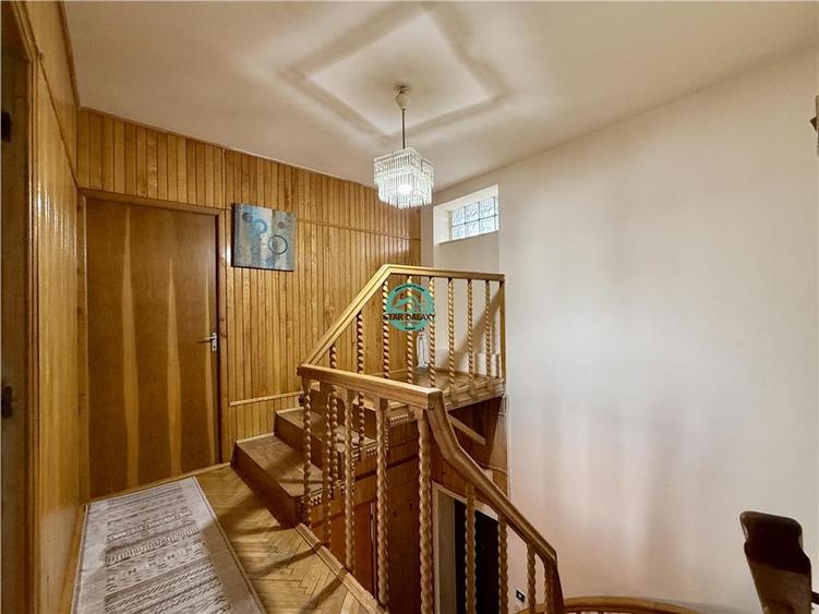 Apartament tip penthouse cu 5 camere de inchiriat, zona Poli 2