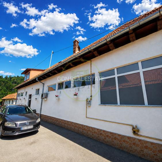 Proprietate deosebită în Zărnești – Două case, spațiu comercial și teren generos - 2