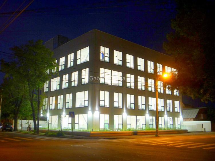 Spatiu birouri de inchiriat -  1/2 din etajul 1 + locuri de parcare - 2