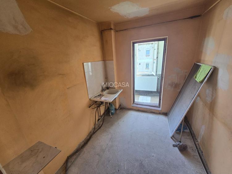 Langa Sud Plaza. Decomandat. Centrala proprie. 2 Balcoane, Debara. - 9