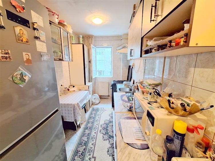 Apartament 3 camere semidecomandat zona Bazinul de Innot