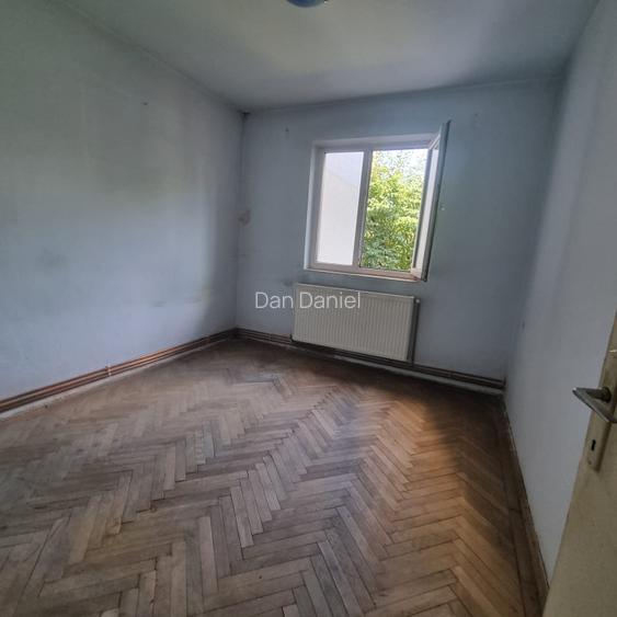 Proprietar vand apartament 3 camere etaj 1 semidecomandat zona Vlahuta 3 - 6