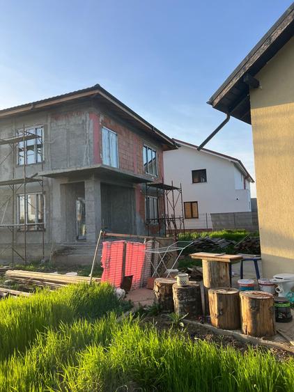 Vila deosebita cu 4 camere,2 bai,curte 800 mp,toate utilitatile racordate