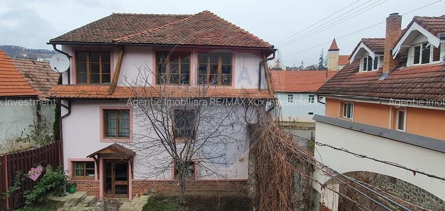 Reședință cu farmec aparte în inima Cisnădioarei - 8