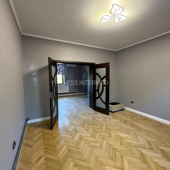 parter de vila stradal - Calea Vitan colt cu Mihai Bravu / 2 camere - 50mp - 2