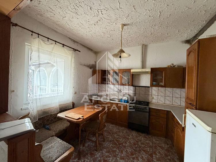 Casa individuala, cu 12 camere,5 bai, acces auto, teren 642, Girocului