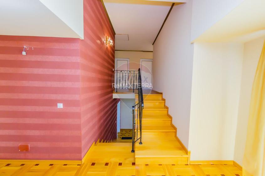 Casă cu 7 camere, 10 ari de vânzare la drumul principal cu 2 intrari - 12