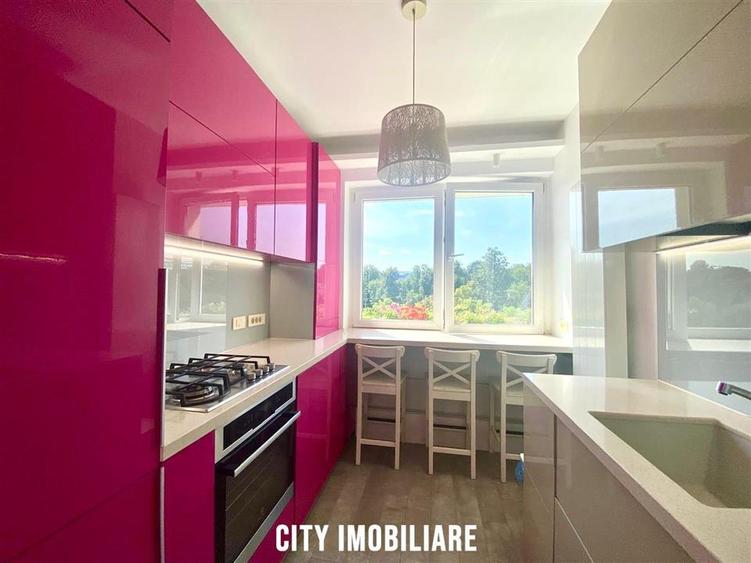 Apartament 3 camere, decomandat, parcare, Central.