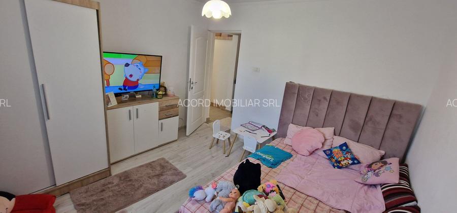 Poarta 6, 3 camere decomandate etajul 1. - 3