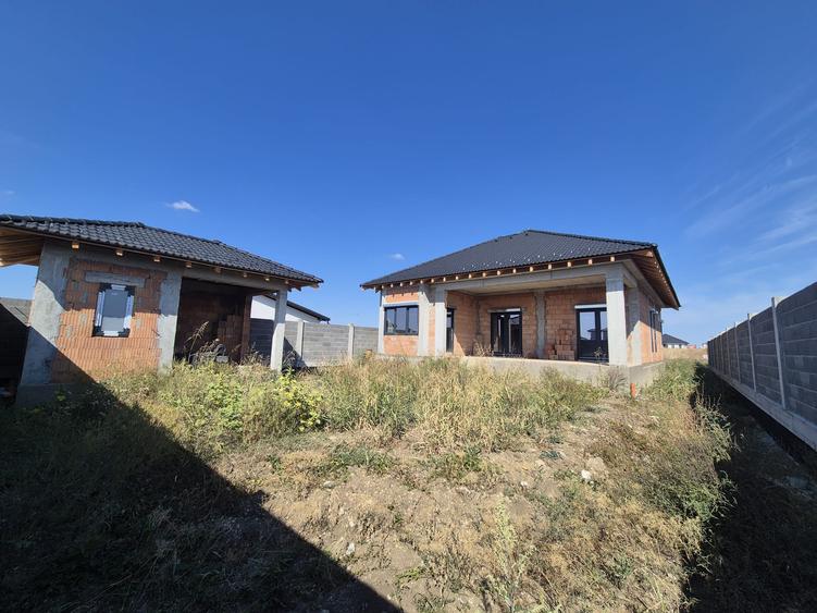 CASĂ LA SOL 143 mp utili 4 camere, 620 mp teren Via Carmina Comision 0