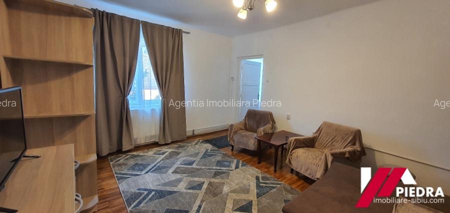 Inchiriez   garsoniera  renovata, situata central pe str. 9 Mai etaj 1,mobilata - 4