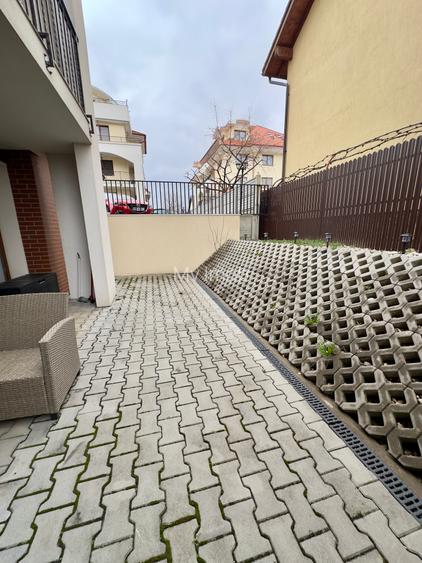 Apartament cu 2 camere,70 mp plus terasa de 20 mp in zona Tractorul - 10