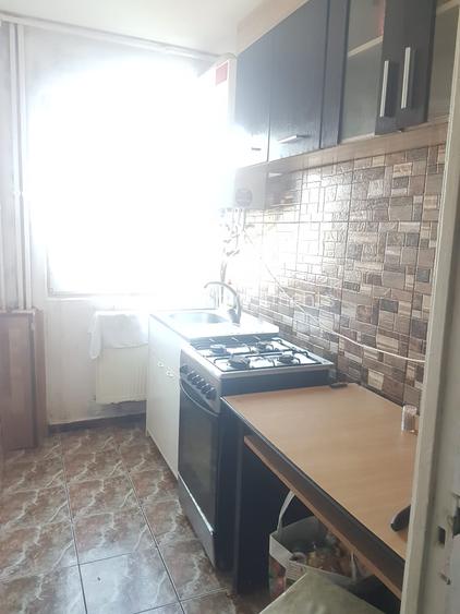 Apartament doua camere, nedecomandat, etaj trei, CT, termopan, balcon, geam baie - 16