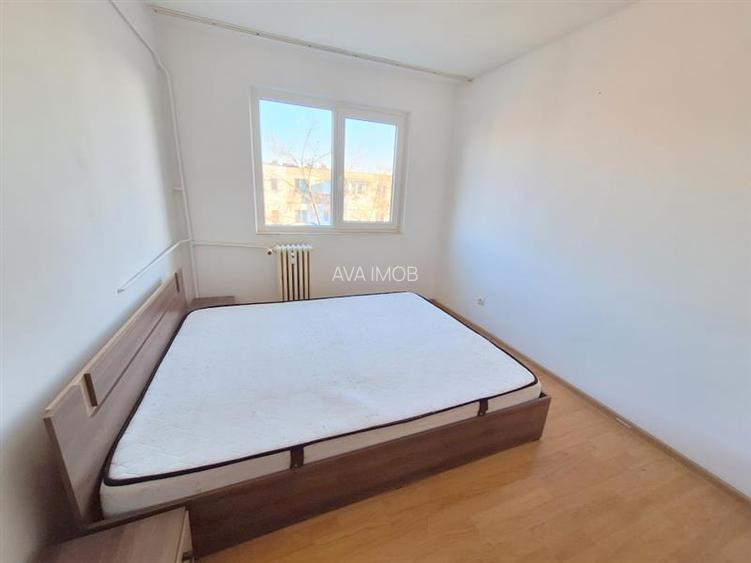 Apartament 2 semidecomandate, zona Milcov - 5