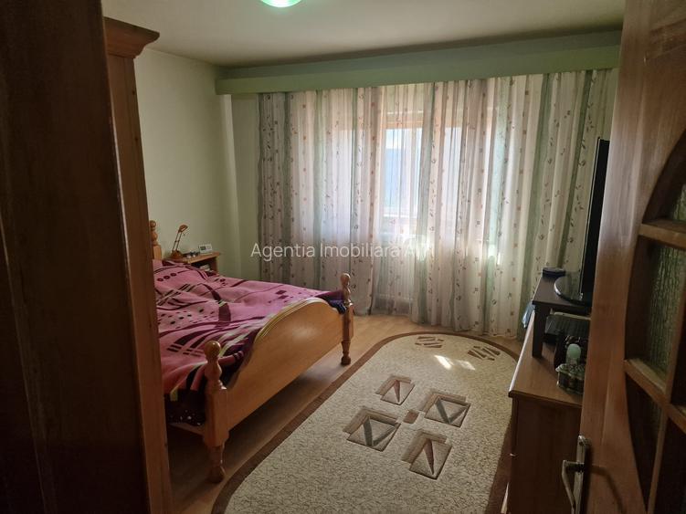 De Vanzare Apartament 3 camere Decomandat -bloc tip vila Obcini - 2