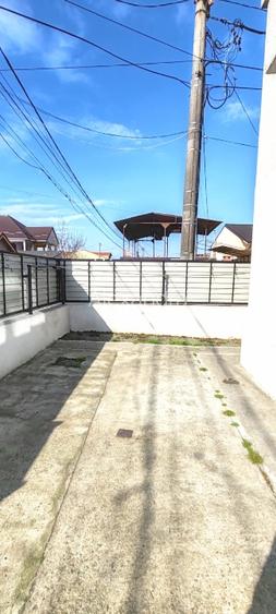 Casă cu curte și garaj de vânzare  - 2