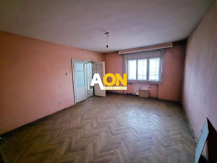 Casa cu 7 camere, 700 mp teren, deschidere la 2 strazi, zona Centru