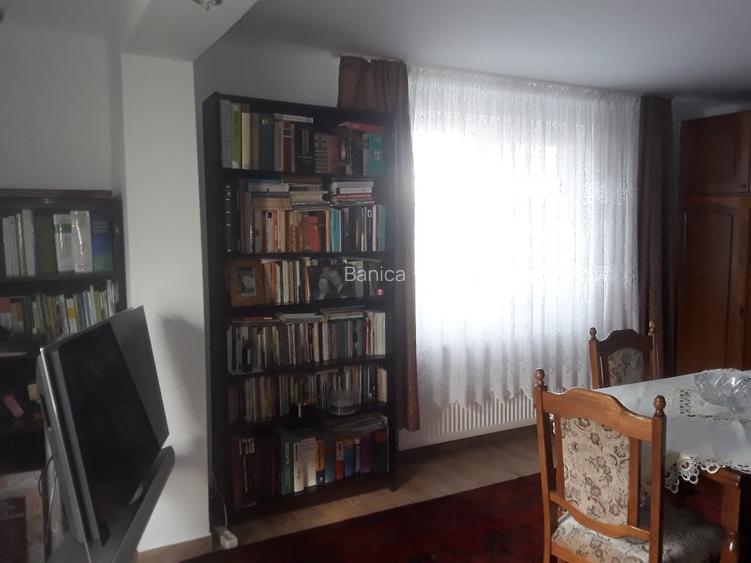 Casa situata  la poalele dealurilor subcarpatice in zona pomicola. - 4