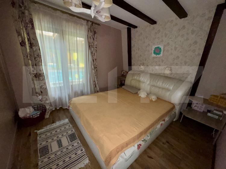 Casă de inchiriat, cu 4 dormitoare cu piscină, grătar, iaz și zonă de relaxare