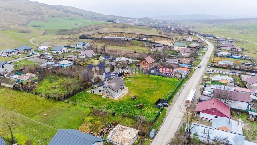 Teren intravilan de vânzare în Letcani - Bogonos, utilități, asfalt - 5