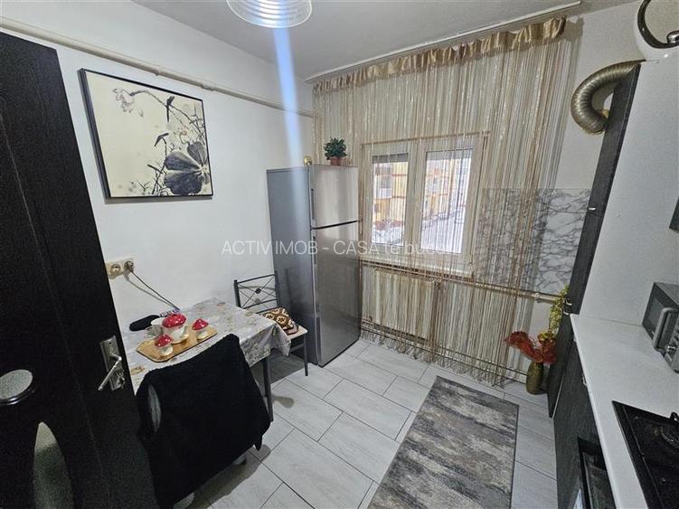 Resita, 3 Cam. Cf. 1, Et. 1, Bulevard, Micro 4 - 30