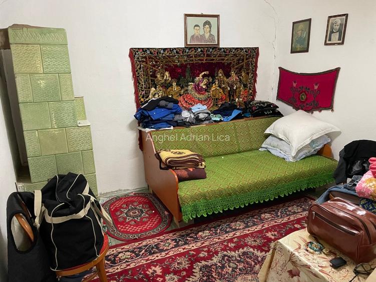 Vand casa batraneasca din caramida acoperita cu tabla mobilata si utilata  - 4