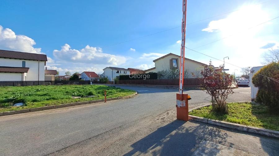 De vânzare teren intravilan situat pe colț între 2 strazi - 2