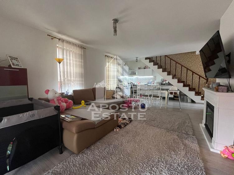 Jumatate de duplex  cu 4 camere si 2 bai, decomandat situat in Utvin - 2