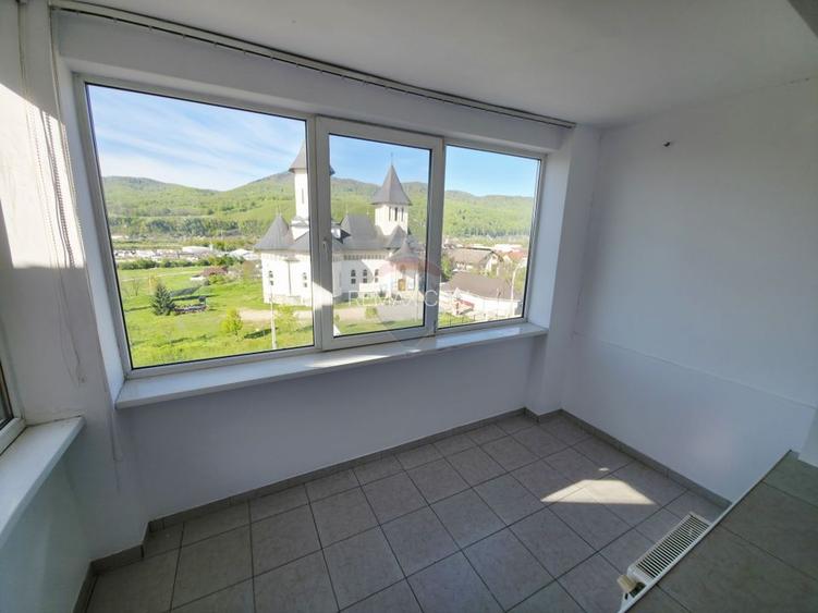 Apartament cu 2 camere de vânzare în zona 1 Mai - 7