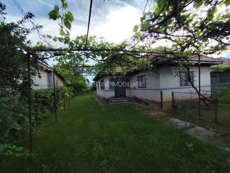 Casa si 2166 mp teren Magureni