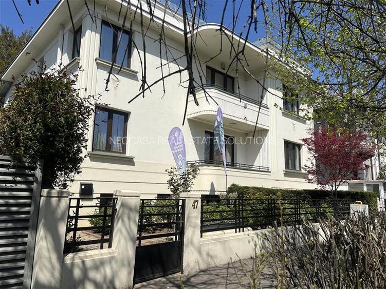 Vila reprezentativa la 2 minute de Arcul de Triumf | Curte superba - 2