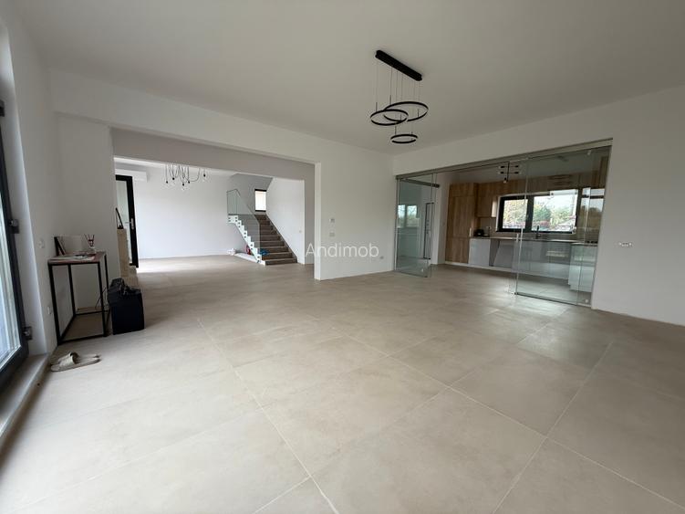 Vilă contemporană , finalizată în 2024, situată pe o stradă privată. - 8