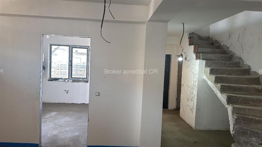 Jumatatea interioara  de duplex de vanzare la pret de apartament! - 5
