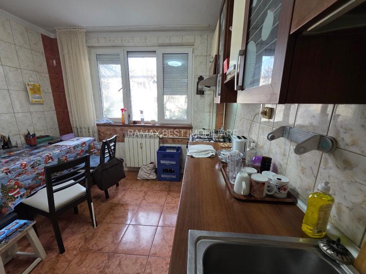 Liviu Rebreanu intersectie 1 Decembrie 1918, langa Auchan Titan, Poarta 4 - 8