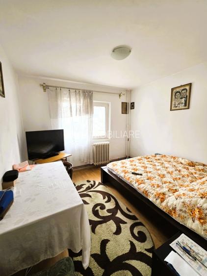 Etaj 2-Podul de Fier-Intersectie-2 Camere Decomandat-bloc 81' - 4