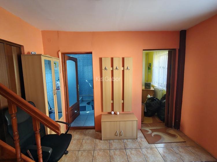 Casă cu 4 camere în curte comună