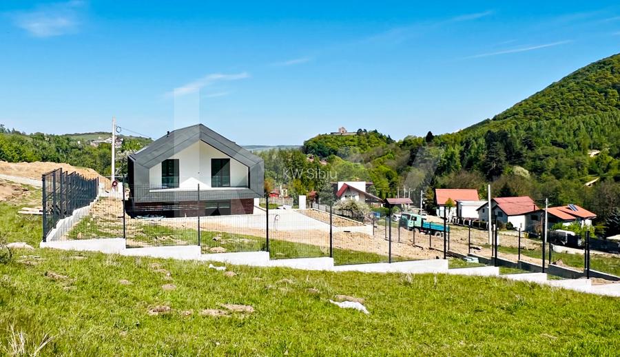 Casă arhitectură modernă cu panoramă spre Munții Făgăraș și Cetatea Cisnădioara - 18
