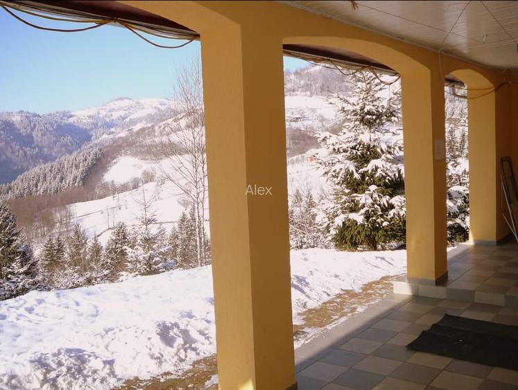 Complex turistic în Munții Apuseni–3 clădiri(cabane), 10 camere, teren 3740 mp  - 4