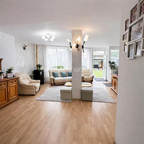 Casa in apreciabil potential,cu terase, curte,gradina echipata,2 pivnite,Str. Ro - 2