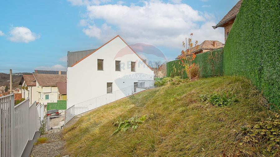 La poalele Tâmpei — vilă contemporană în Schei - 34