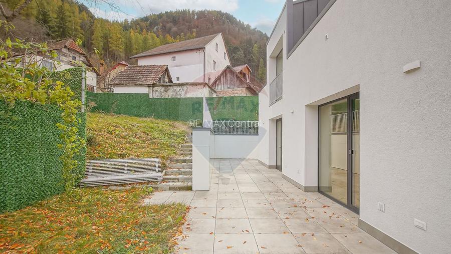 La poalele Tâmpei — vilă contemporană în Schei - 33