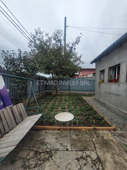 Valu lui Traian -casa 3 camere cu teren 300 mp -gaze la poarta -79900 Euro neg - 35
