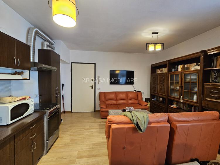 Ap. deosebit 2 cam, et. 3, semidec, cu parcare, Bogdăneștilor, colț cu Mendeleev - 6