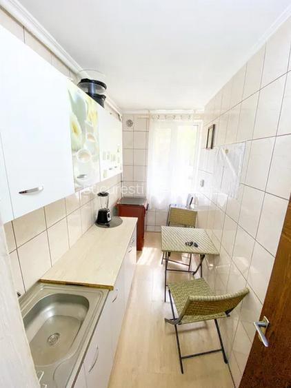 Titan,Metrou 1  Decembrie 1918,Parter/4,Bloc 1980,Decomandat,Geam baie! - 4