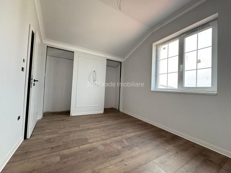 Duplex despartit prin camera tehnica - 4 camere Toate Utilitatile - 12